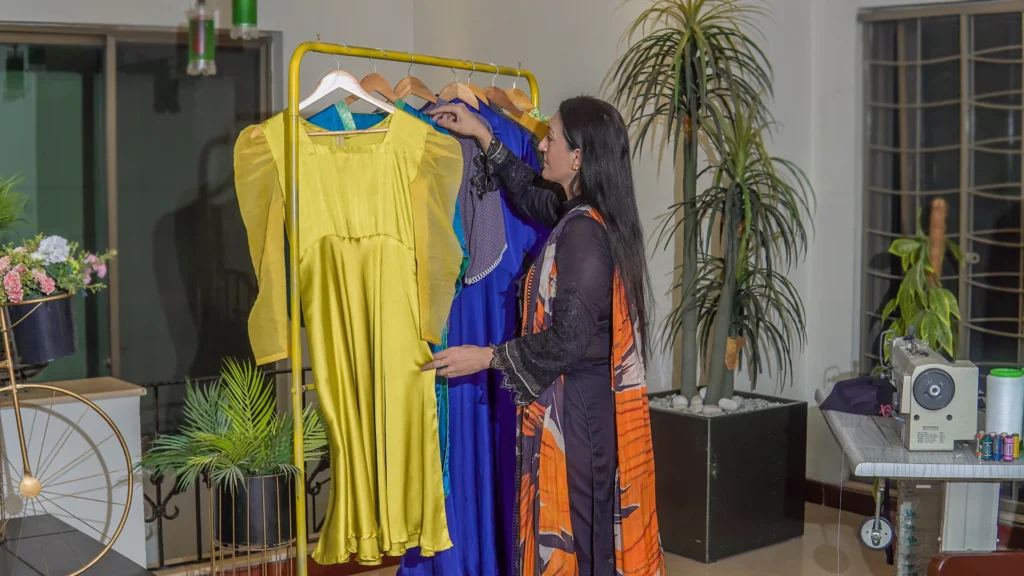 Entrepreneur using Bano Dropshipping Service dashboard to manage online store and shipments